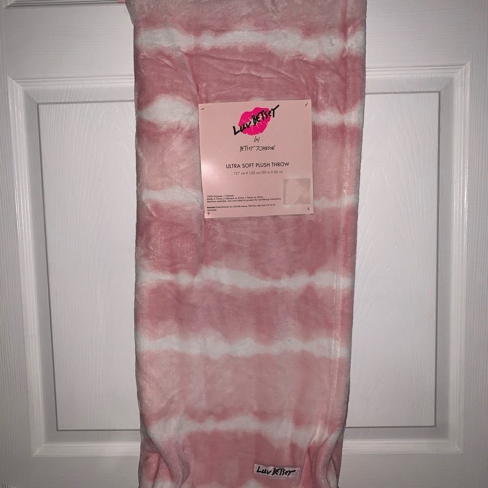 NWT Betsey Johnson Striped Throw Blanket